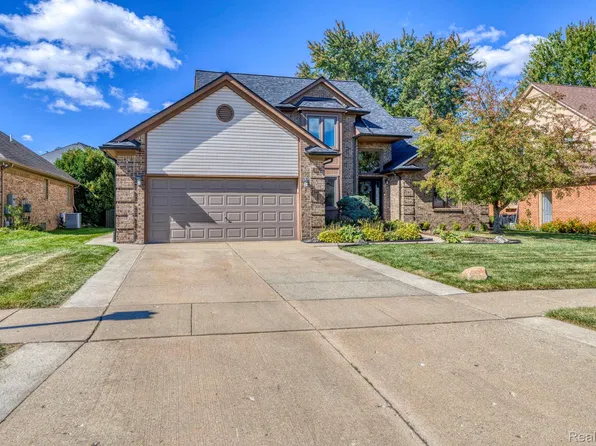 51541 Pinewood Dr, Macomb, MI 48042