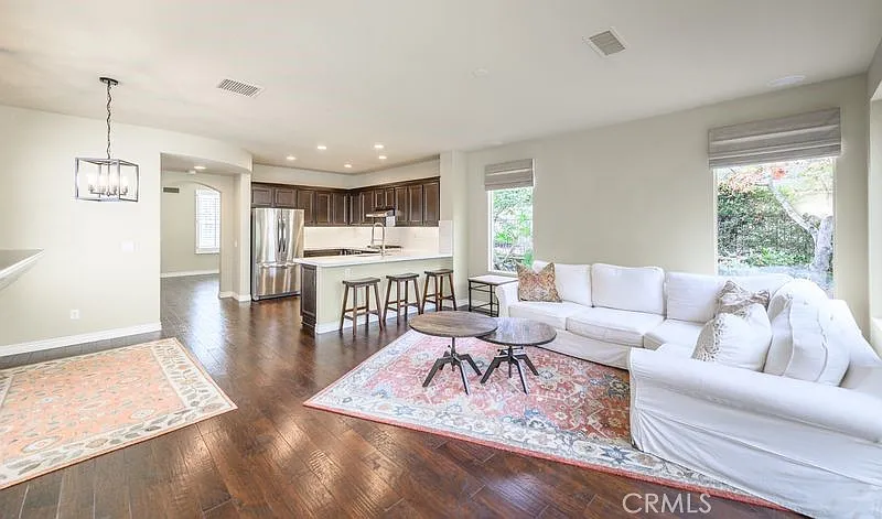 4 bed, 2.5 bath, 1933 sqft, $5,650 — Photo 2