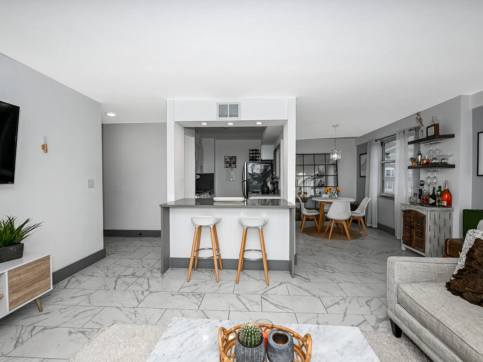 2 bed, 864 sqft, $1,900 — Photo 2