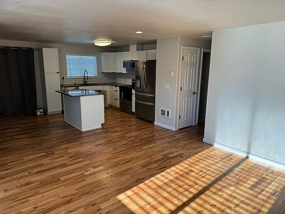 4th image of 545 NE Mariposa Ave