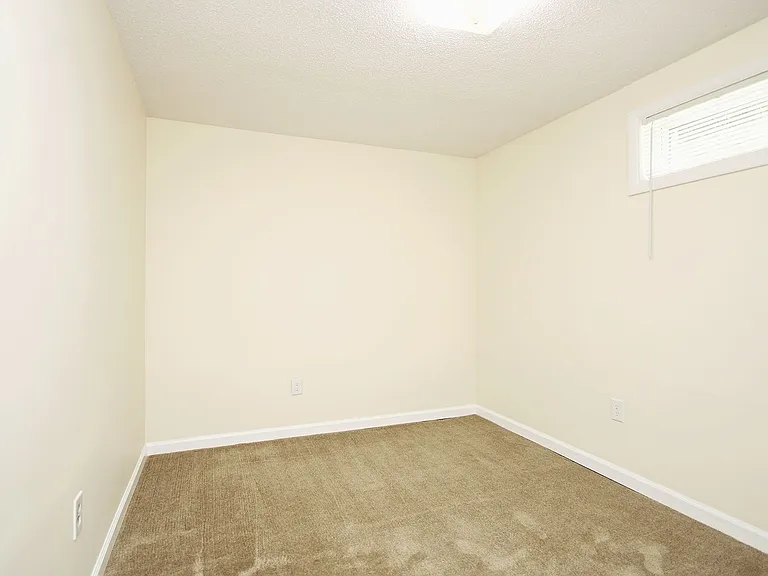113 Stratford Ct #B — Photo 8