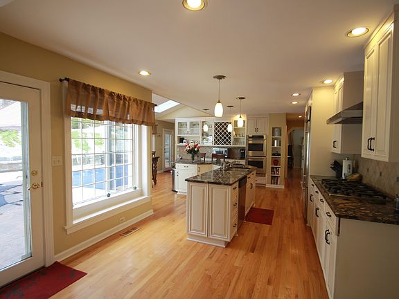 4th image of 6 Blackberry Ln