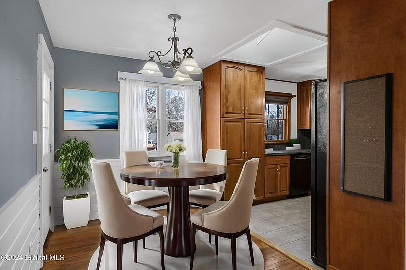 5th image of 24 Ferndell Spring Drive