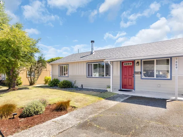 1669 Hayes St, North Bend, OR 97459