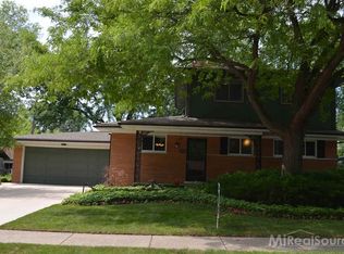 1861 Hawthorne Rd, Grosse Pointe Woods, MI 48236