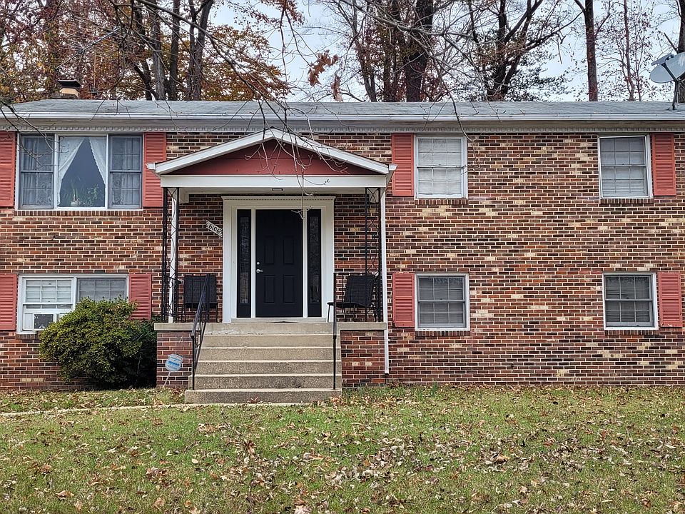 Plenty of front and back yard space to enjoy!!