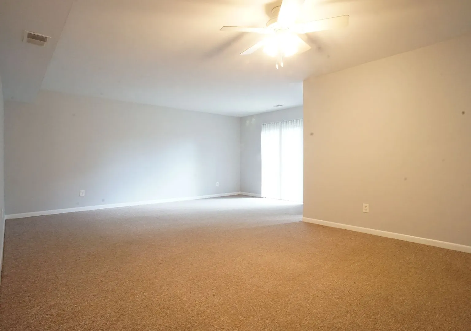 3 Bed/2 Bath Townhouse. On Bus Route to Campus. Parking. — Photo 3