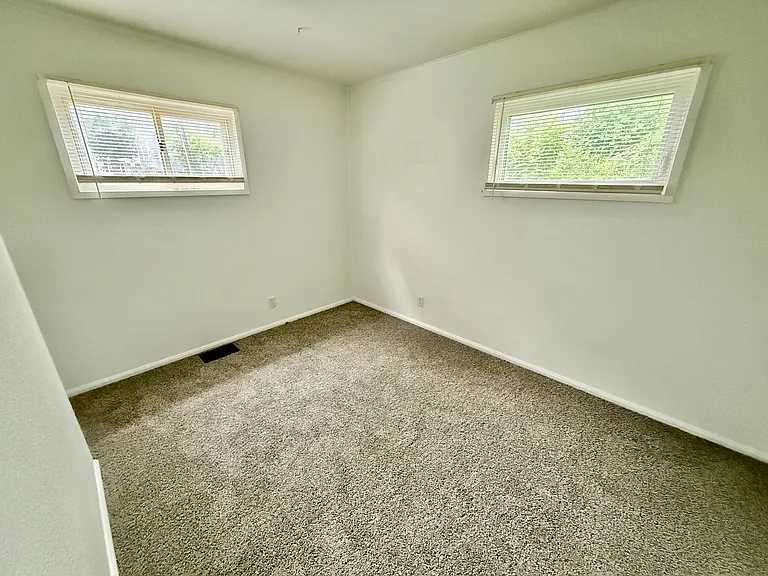 1901 Indiana Ct — Photo 5