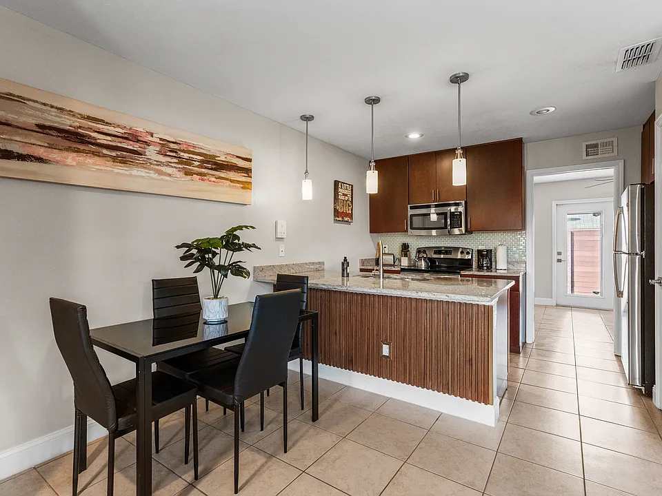 202 N Fremont Ave #1