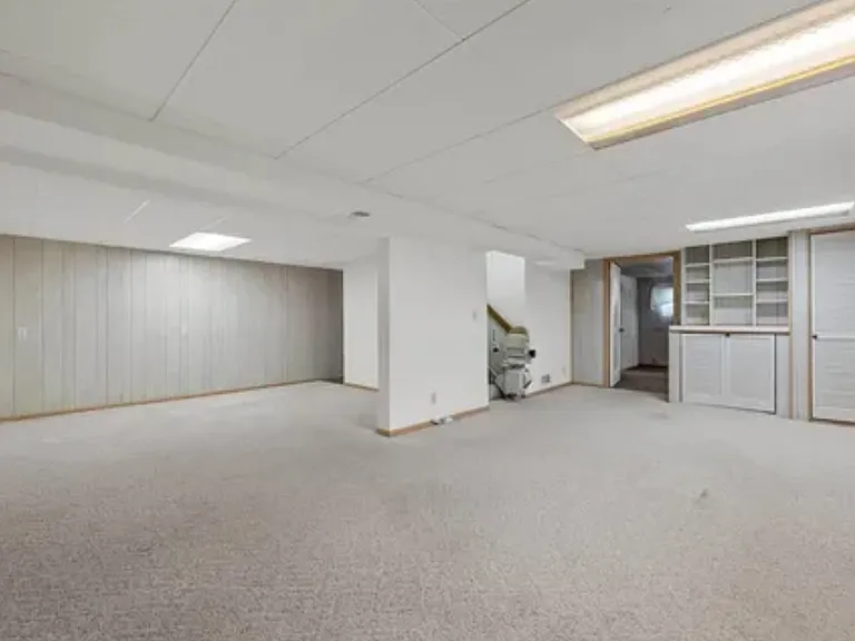 59 Fleetwood Rd NW — Photo 32