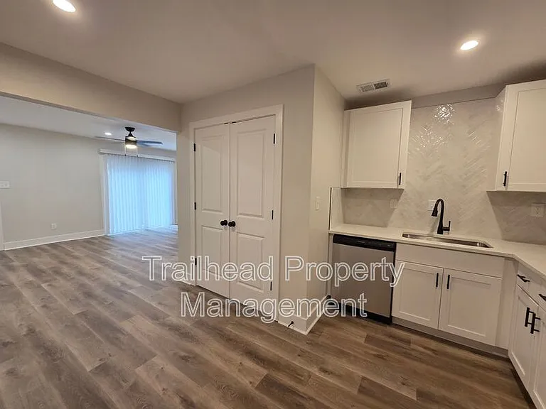 1107 W 40th St #1 — Photo 8
