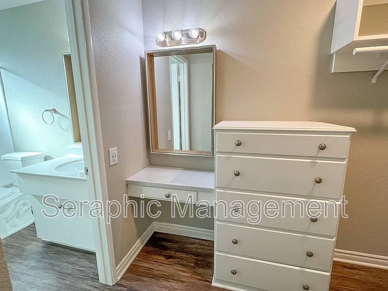 1058 Roewill Dr #9 — Photo 5