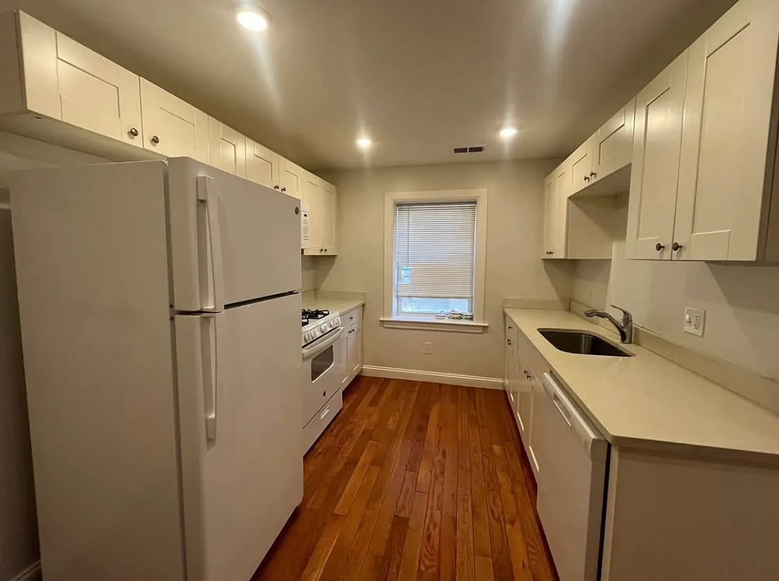 3 bed, 1000 sqft, $2,950 — Photo 1