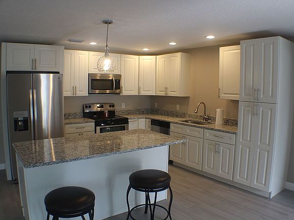 3rd image of 2118 Sunrise Dr SW
