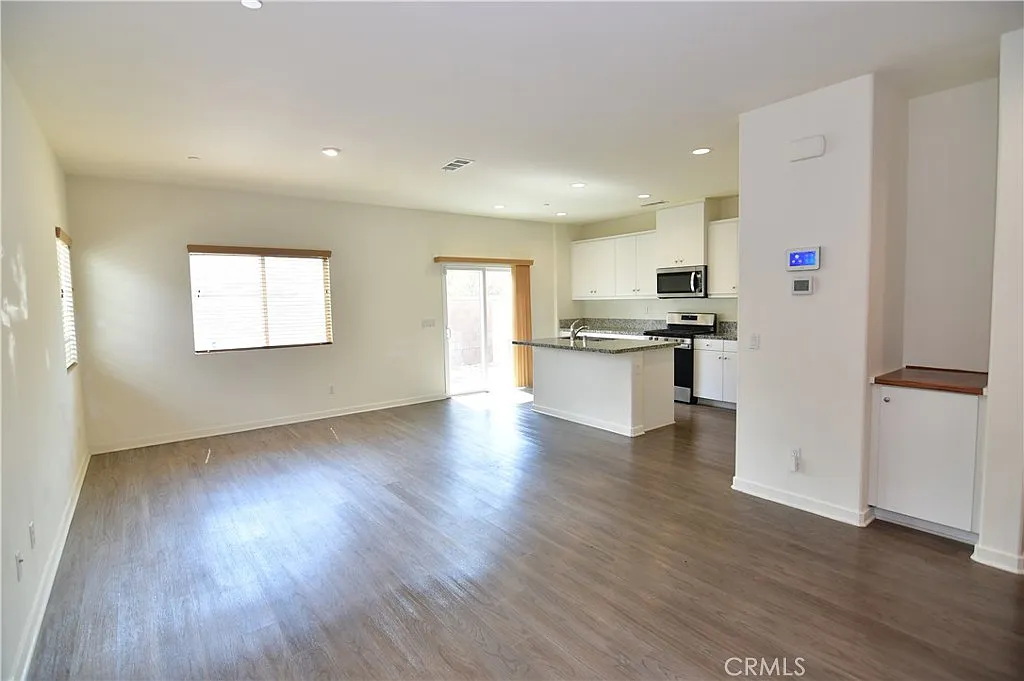 4 bed, 1818 sqft, $3,400 — Photo 2