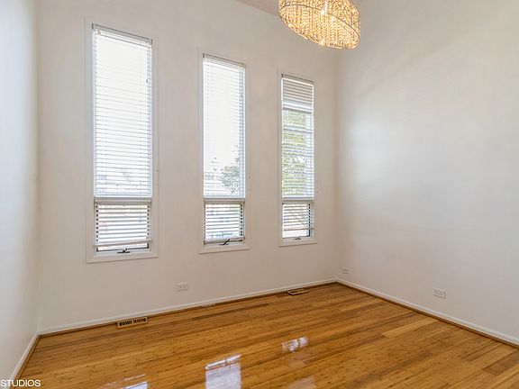 4th image of 844 N Geneva Ct
