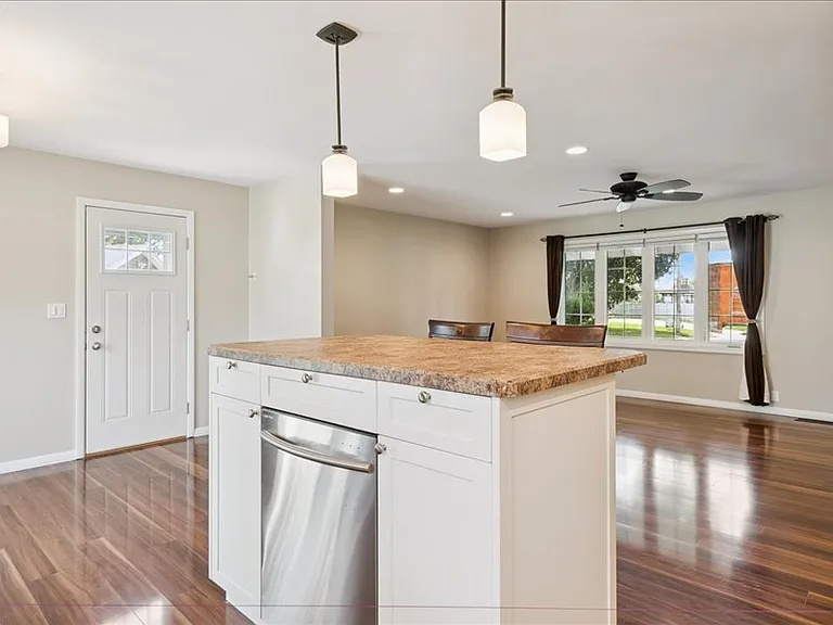 1429 Columbus Dr — Photo 8