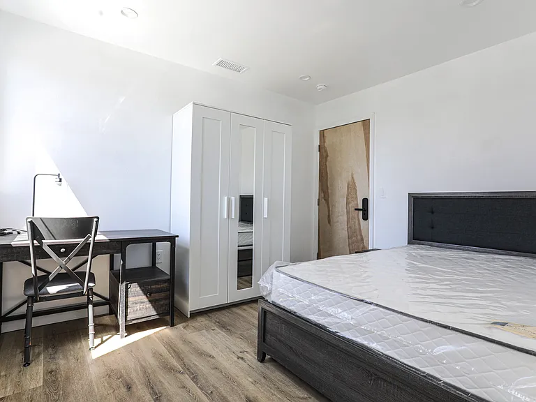 1534 W 35th St — Photo 59
