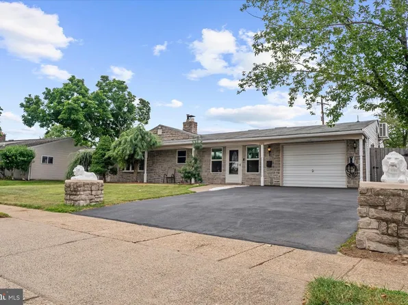 220 Willow Dr, Levittown, PA 19054