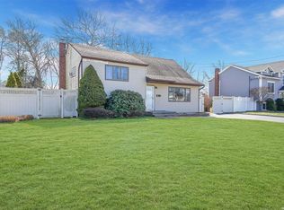 22 Schoolhouse Rd, East Islip, NY 11730