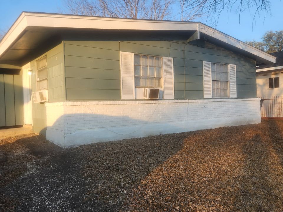 1st image of 5143 Village Way