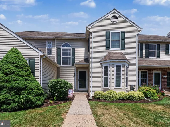 16 Village Dr, Schwenksville, PA 19473