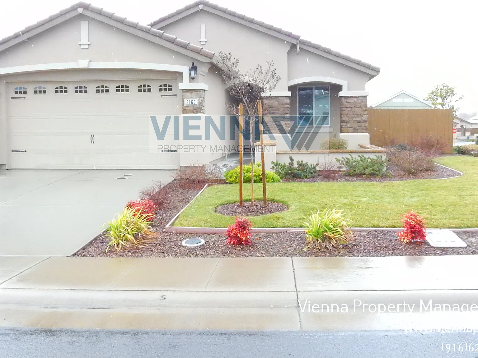 Beautiful 3 Bedroom Home with Upgraded Kitchen — Photo 2