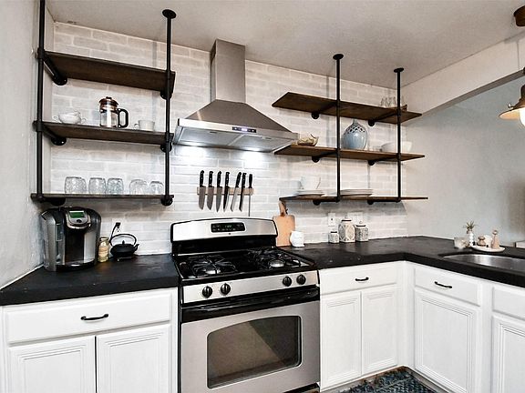 5th image of 815 Hinsdale