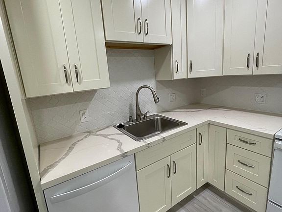 4th image of 4041 Lincoln Way