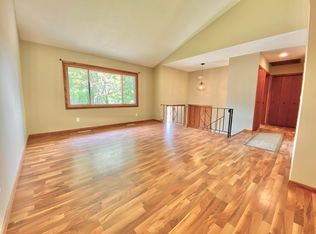 595 Sandhurst Dr W, Roseville, MN 55113