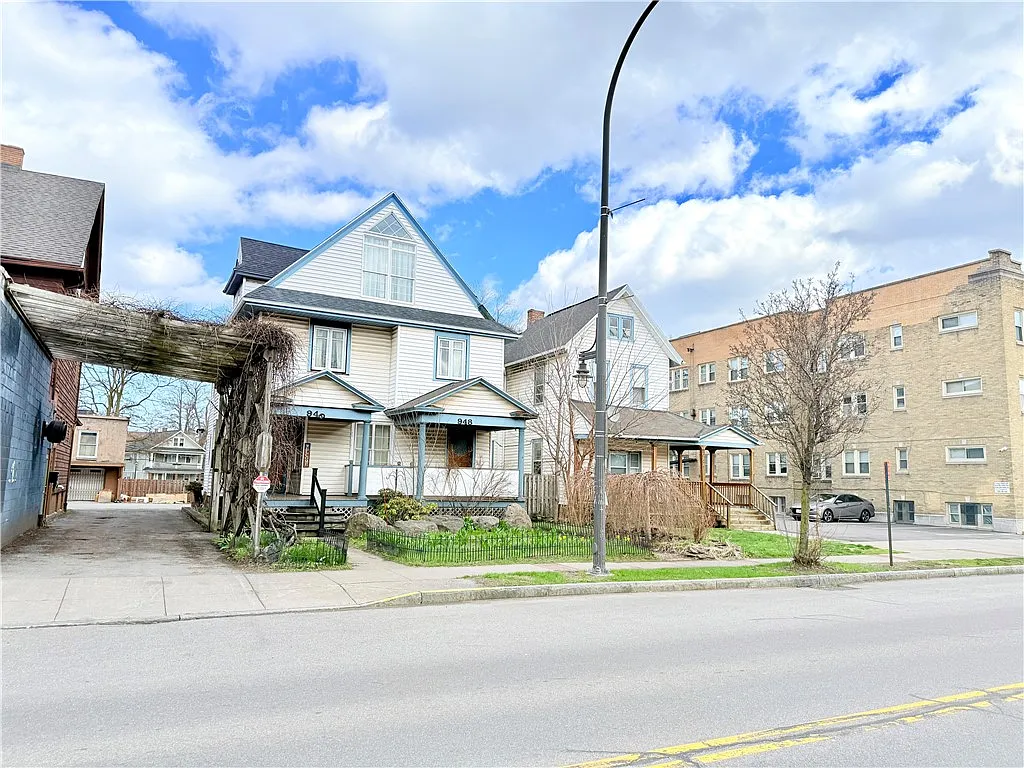 3 bed, 1.0 bath, 1200 sqft, $1,850 — Photo 1