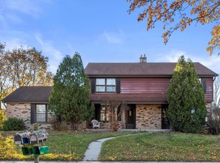 401 Park Hill Dr, Pewaukee, WI 53072