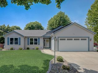 2300 Kestrel Ln, Waukesha, WI 53189