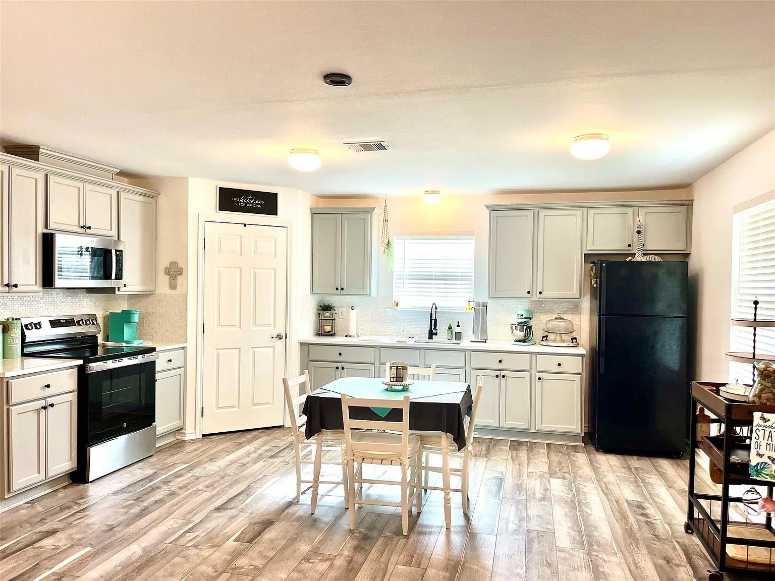 2 bed, 1.0 bath, 1038 sqft, $2,000 — Photo 2