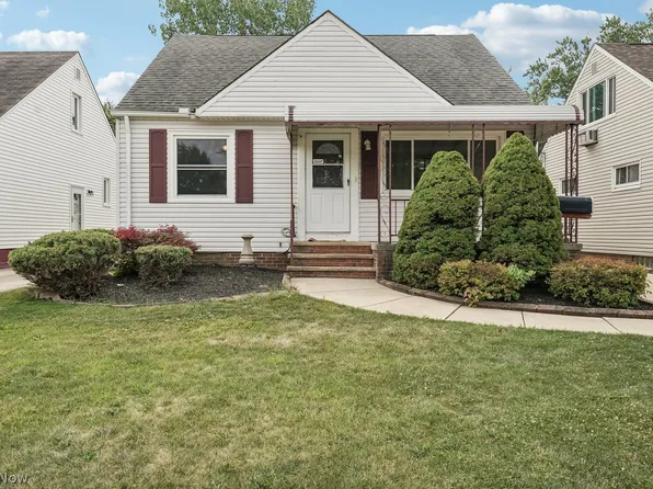 2711 Center Dr, Parma, OH 44134