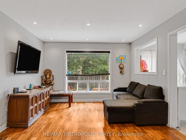 2420 Baintree Cres — Photo 13
