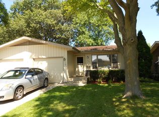 1660 Maple Ln, Elgin, IL 60123