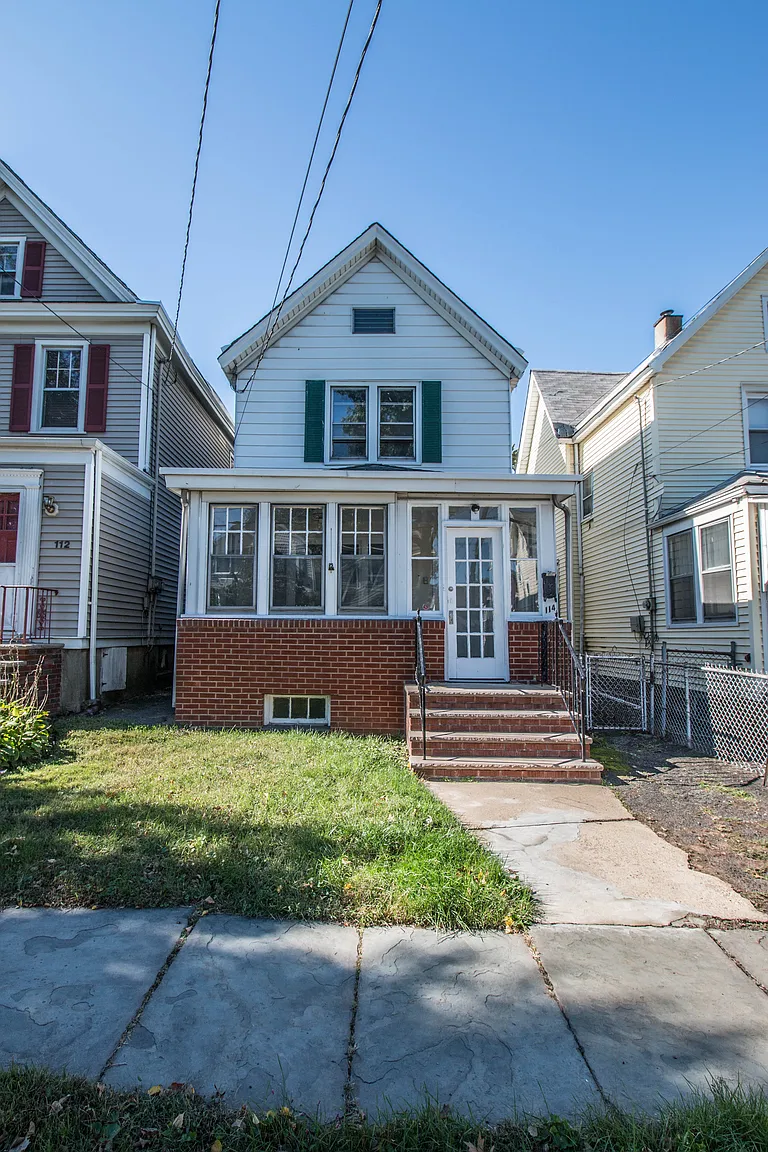 114 Pershing Ave photo 1