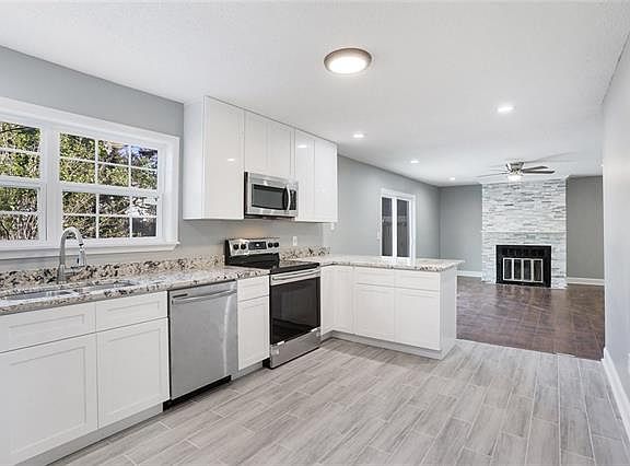 5th image of 633 Oakwood Dr