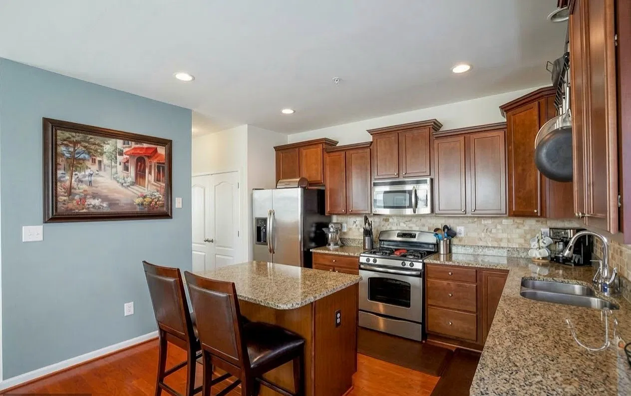 4 bed, 2.5 bath, 1714 sqft, $3,250 — Photo 4