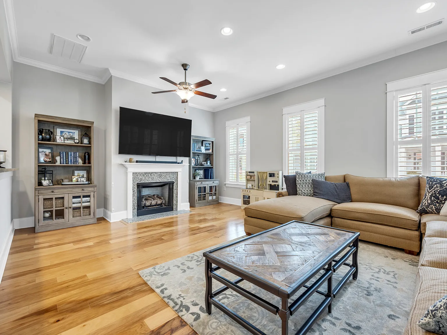 3 bed, 2342 sqft, $3,950 — Photo 2