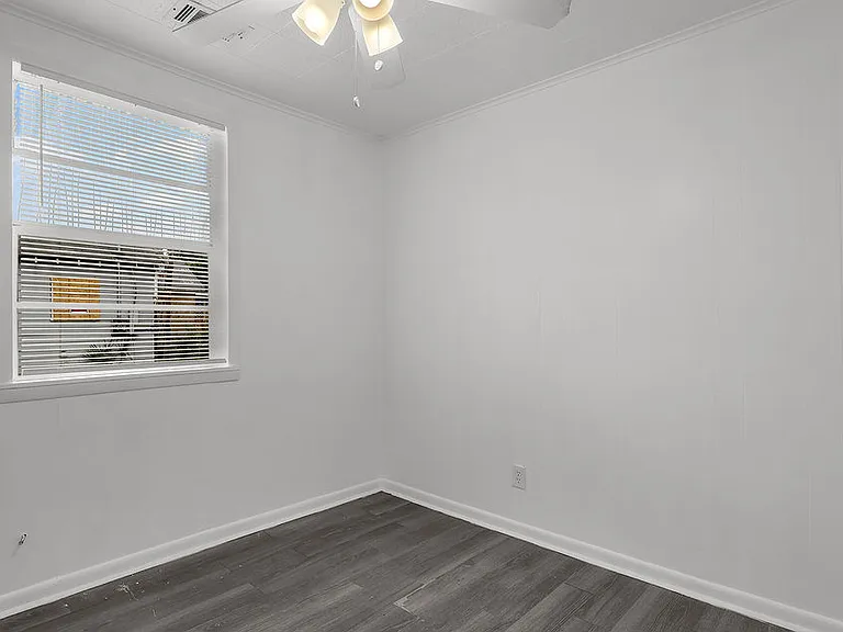 612 W 42nd St — Photo 15