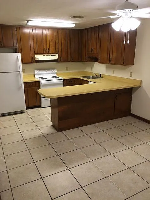 2261 Claremont Lane — Photo 3