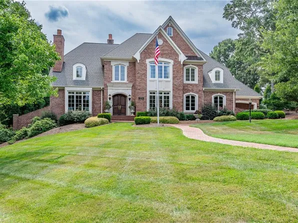 3224 Forsyth Dr, Greensboro, NC 27407