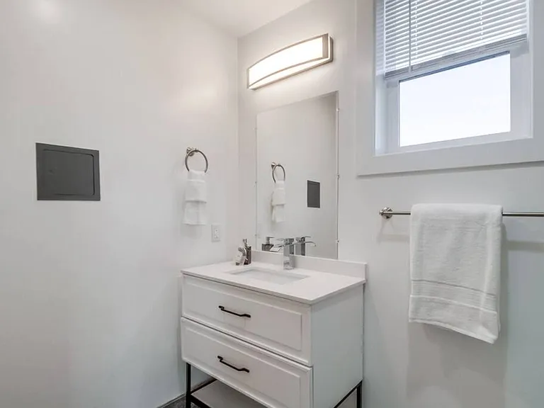 Full Bathroom1