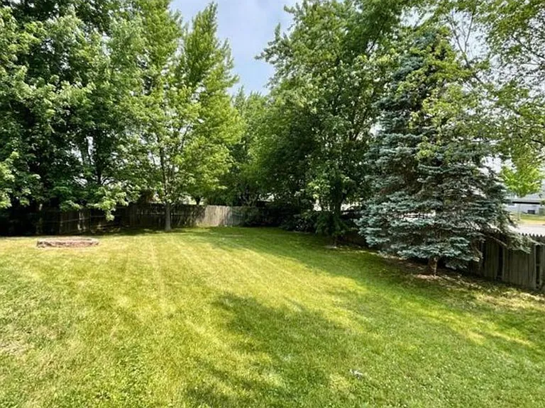 2313 Centennial Ct E — Photo 17