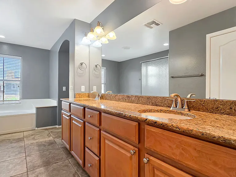 2942 N Evergreen St — Photo 24
