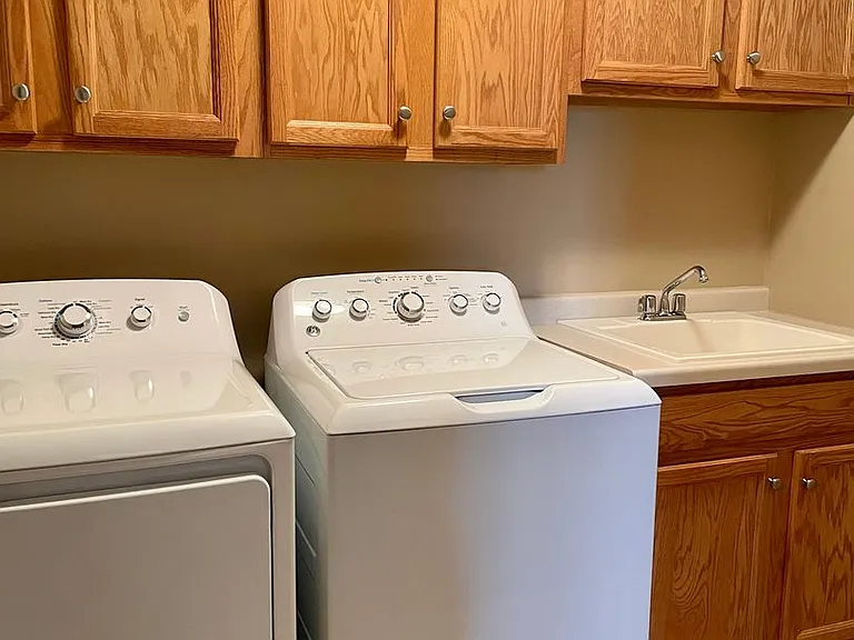 3552-3558 E Meadows Pl — Photo 10