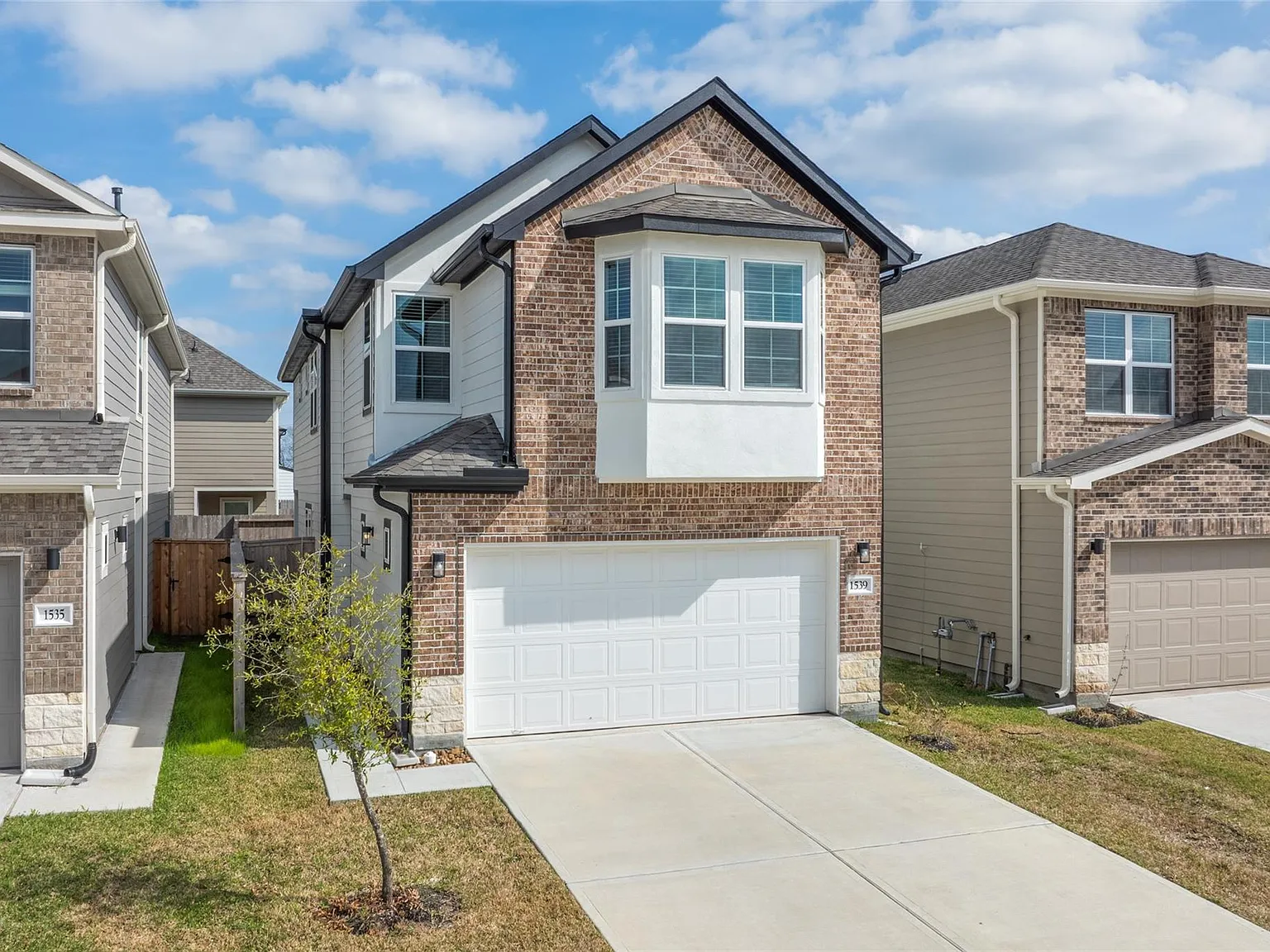 3 bed, 2.5 bath, 2007 sqft, $2,400 — Photo 1