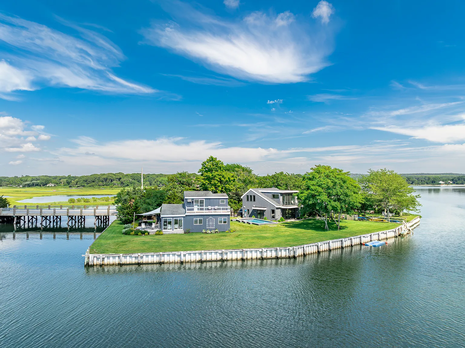 Waterfront Compound with Pool & Beach Access — Photo 3